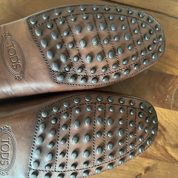 Tod's Gommino Driving Shoes in mid-dark Brown, US Size 9. - Picture 7 of 9